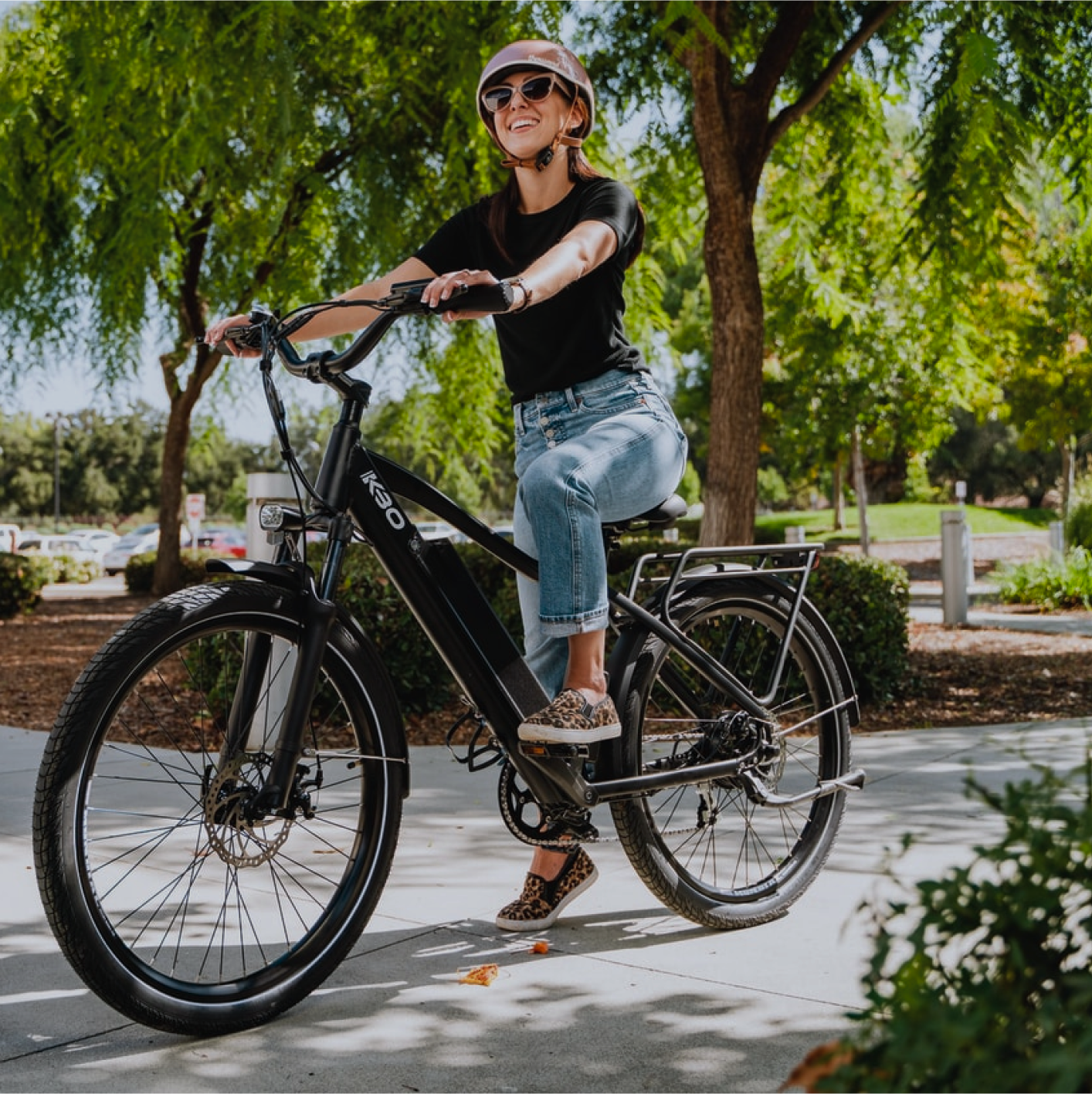 nainen ajaa pyörällä puistossa